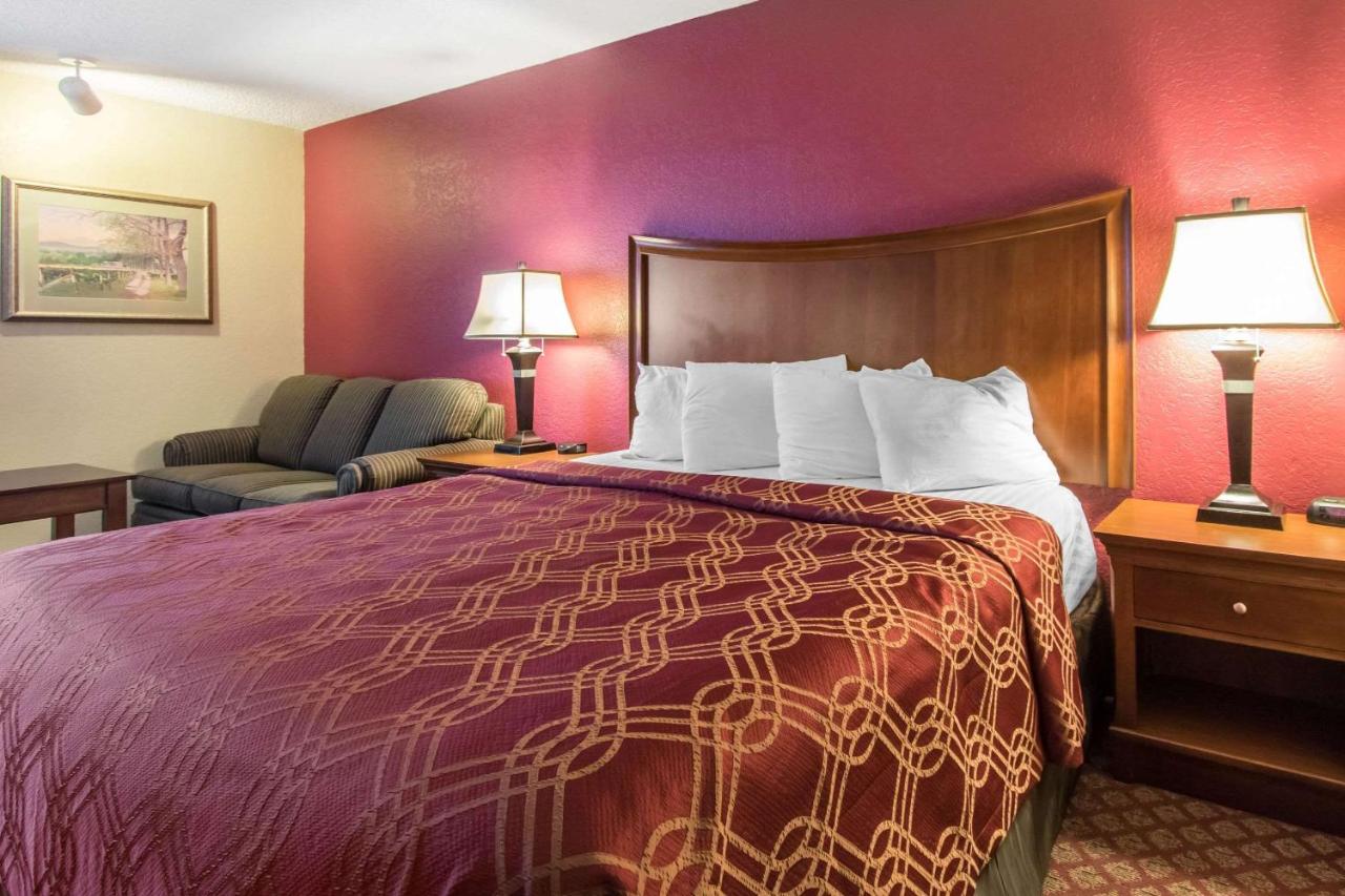 King Room - Smoking  at Greenstay Hotel Joplin Missouri