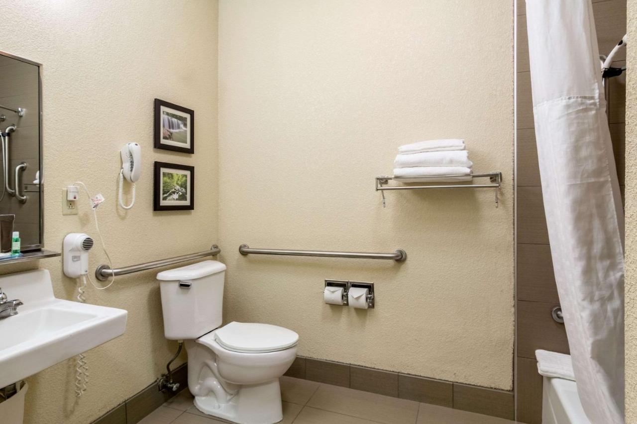 Queen Room with Bath Tub - Accessible/Non-Smoking at Comfort Inn & Suites - Hannibal