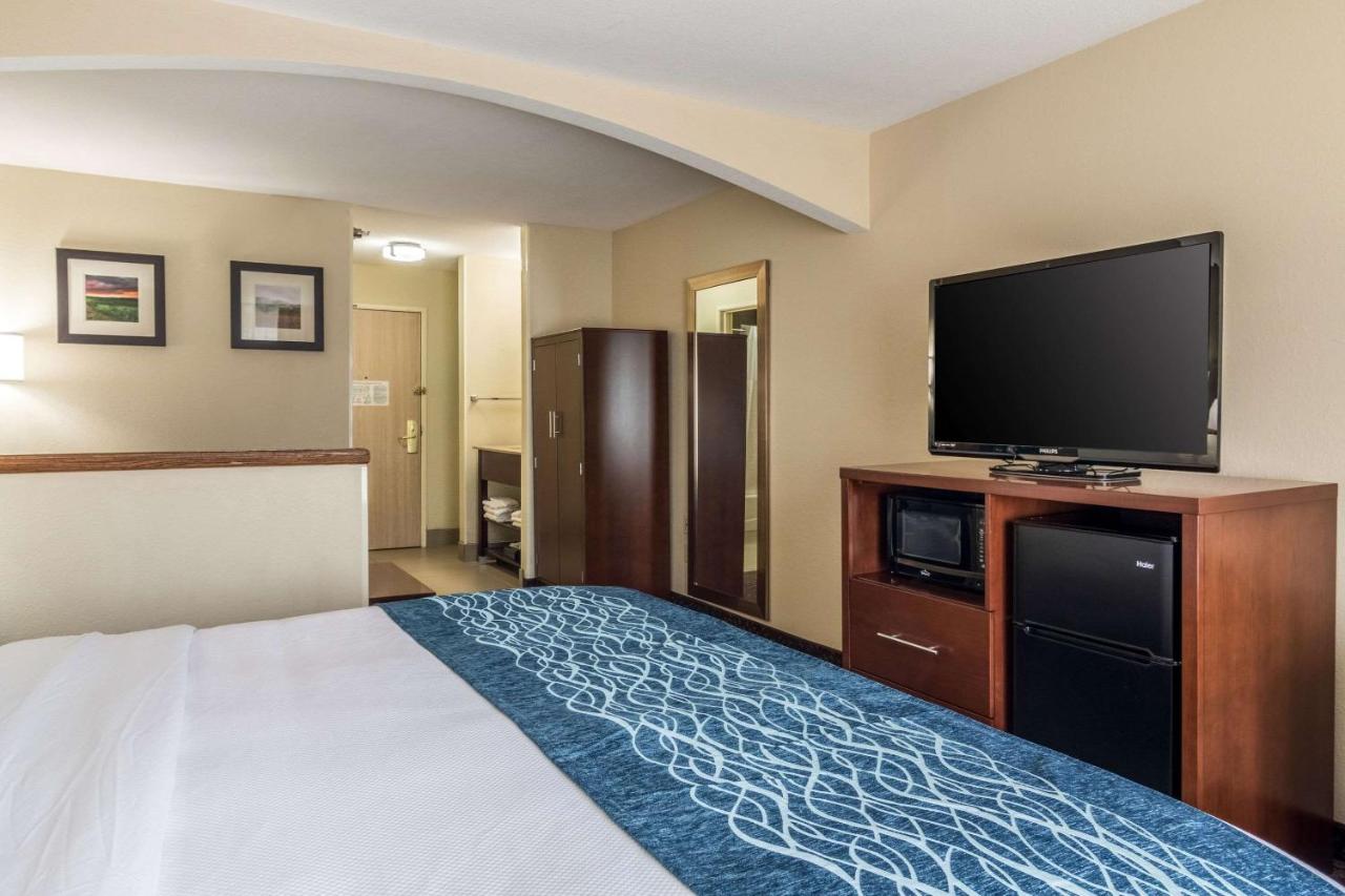 King Suite with Sofa Bed - Non-Smoking at Comfort Inn & Suites - Hannibal