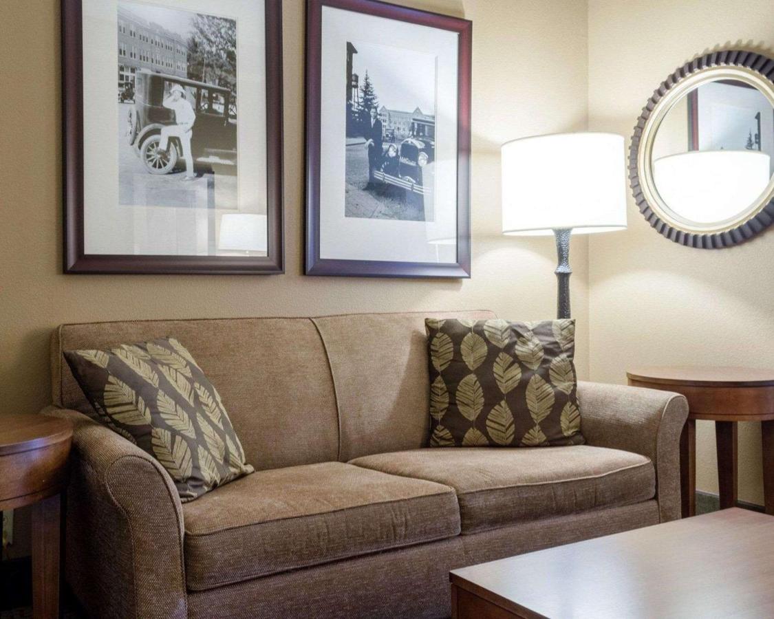 King Suite - Accessible/Non-Smoking at Russell Inn & Suites