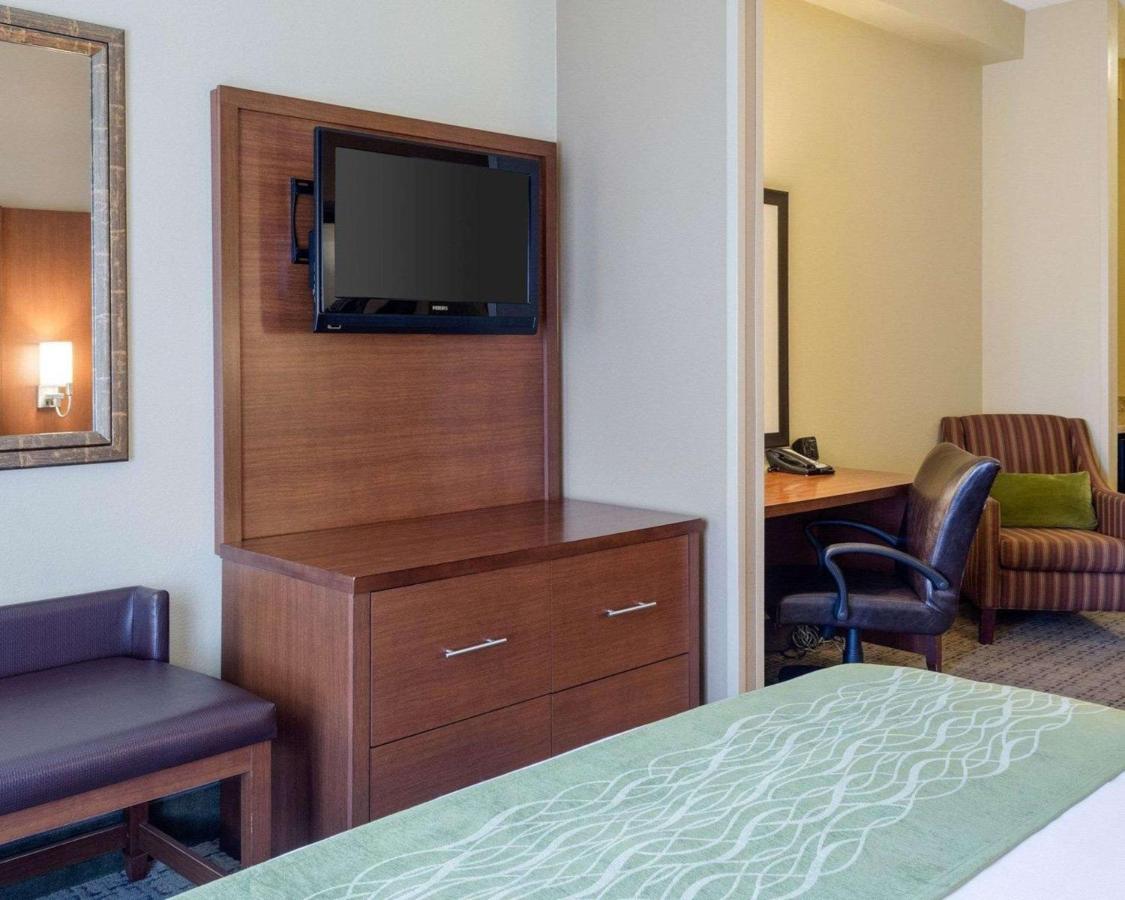 King Suite - Accessible/Non-Smoking at Russell Inn & Suites