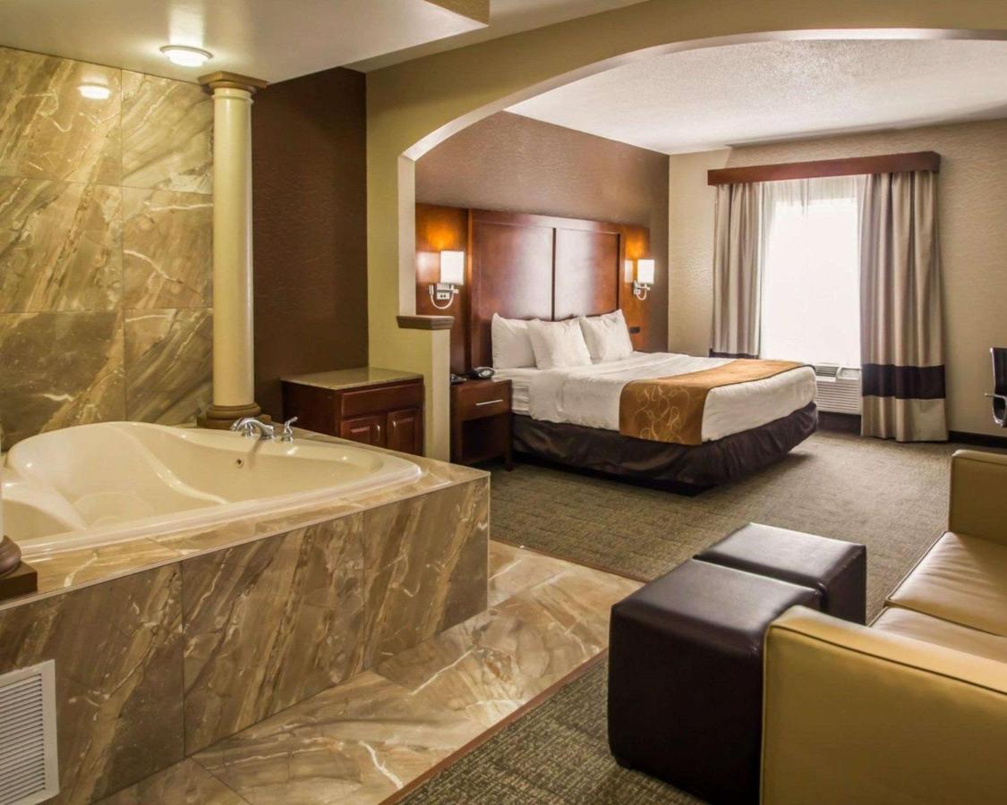 Executive King Suite at Quality Suites NYC Gateway