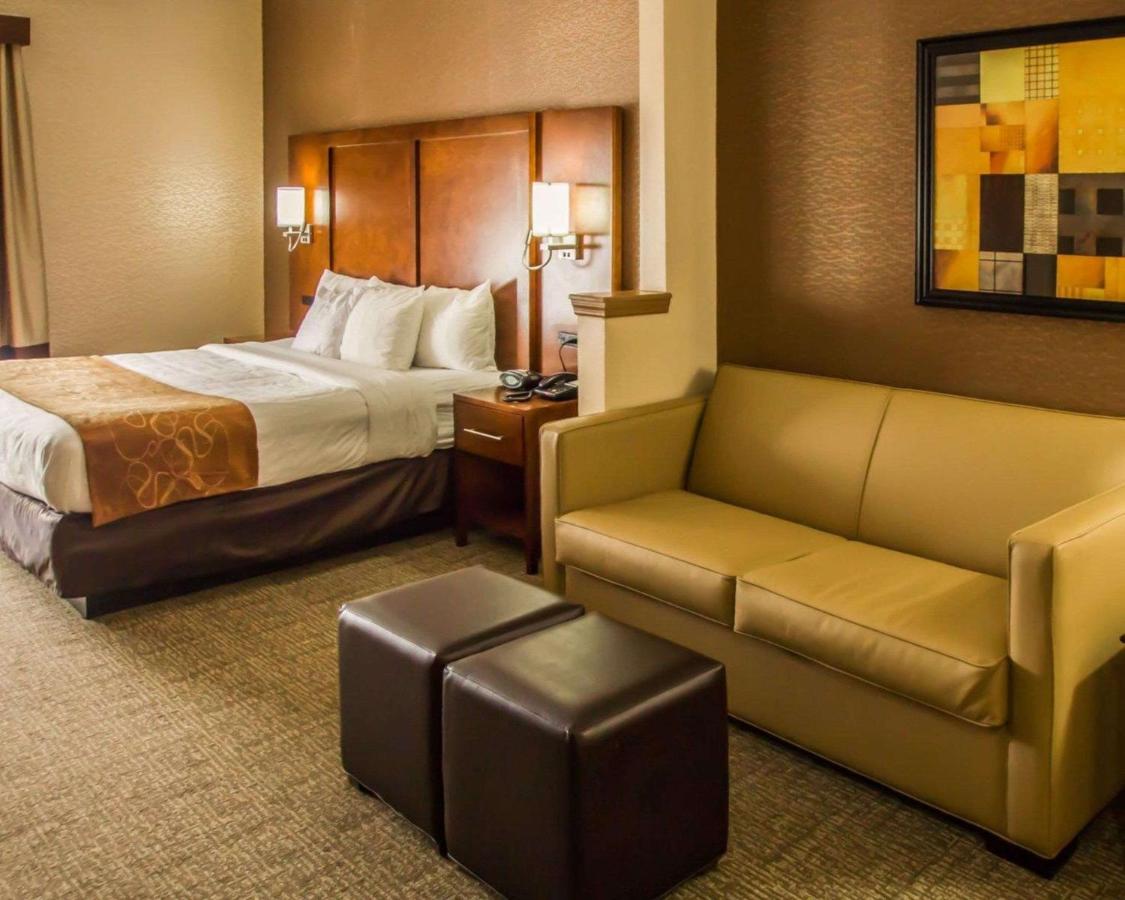 King Suite - Non-Smoking at Quality Suites NYC Gateway