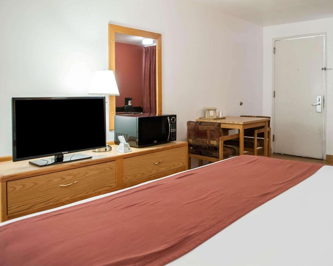 King Room - Non-Smoking at Econo Lodge Albuquerque Old Town