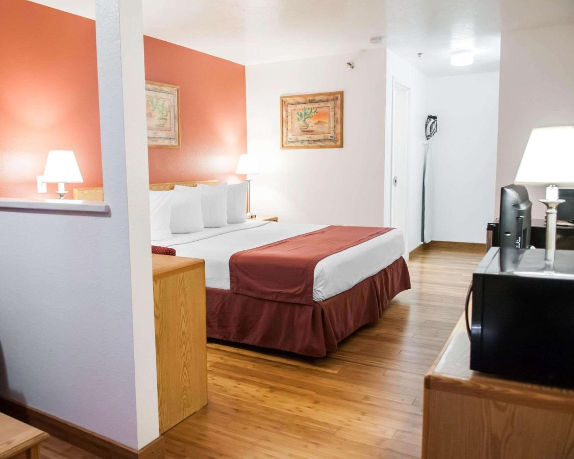 King Suite at Econo Lodge Albuquerque Old Town