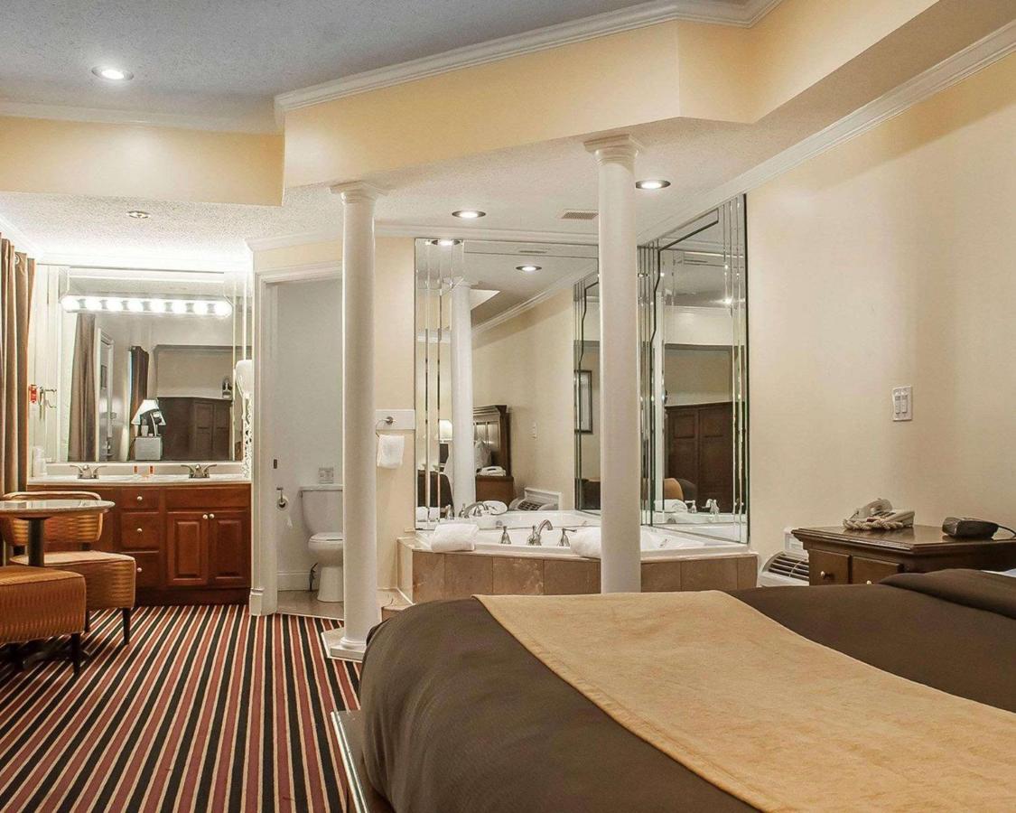 King Suite - Non-Smoking at Econo Lodge At The Falls North