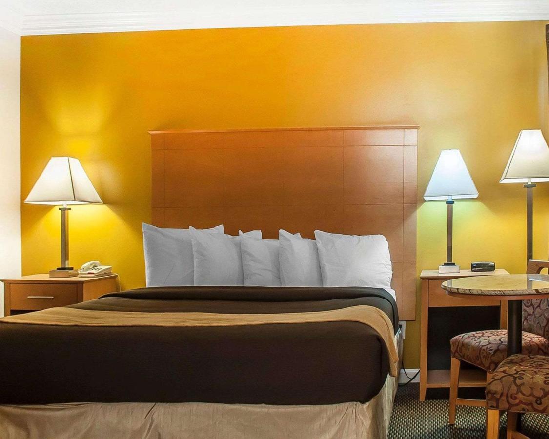 Standard King Room - Non-Smoking at Econo Lodge At The Falls North