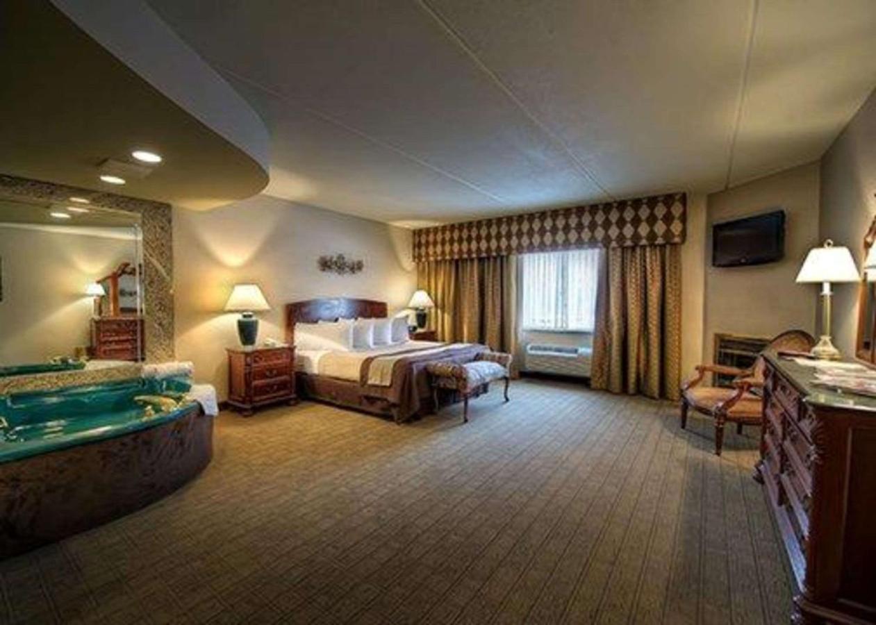 King Suite with Spa Bath - Non-Smoking at Garden Place Hotel