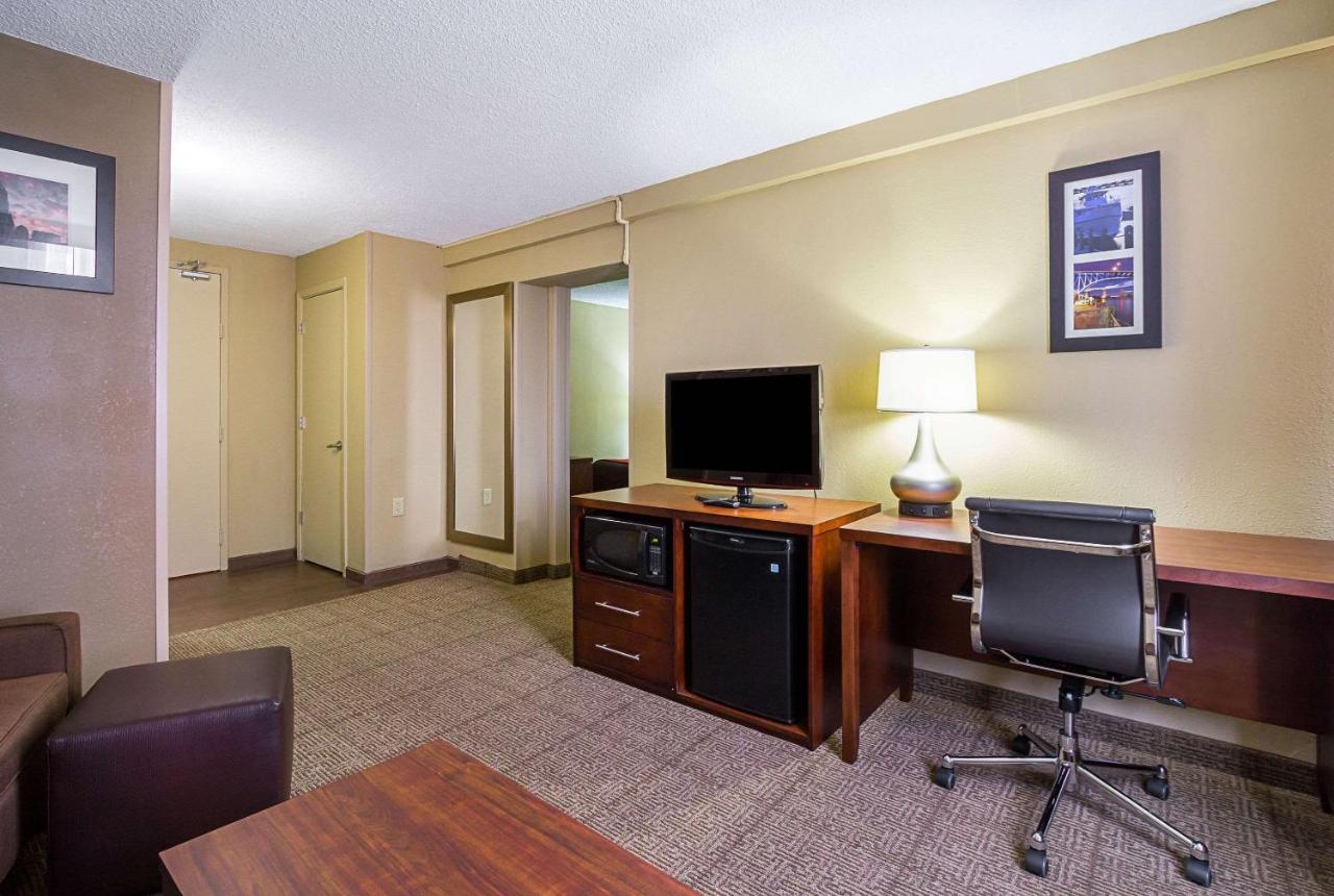 Queen Suite at Comfort Inn Cleveland Downtown