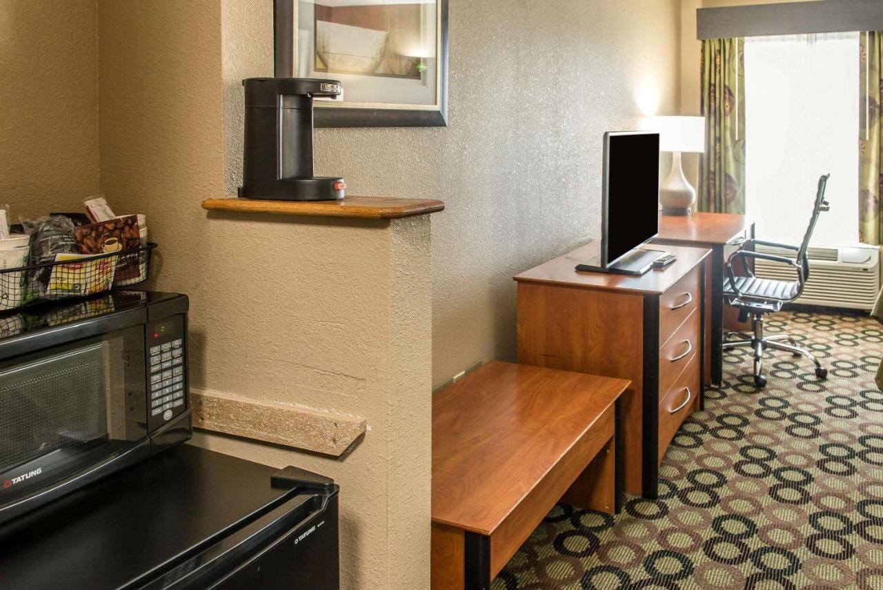 Standard Queen Room with Two Queen Beds - Non Smoking at Quality Inn & Suites Columbus West - Hilliard