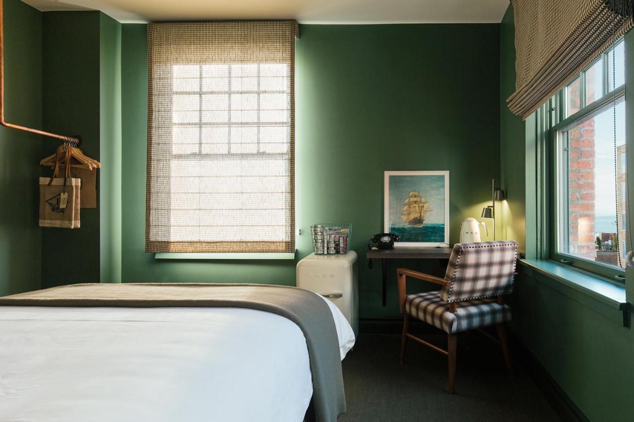 Deluxe Queen Room with View at Palihotel Seattle