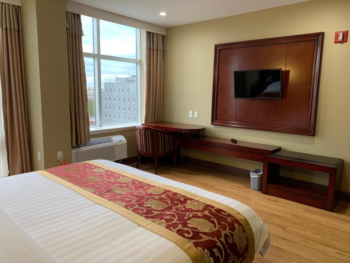 King Room with Kitchen at Queens Hotel