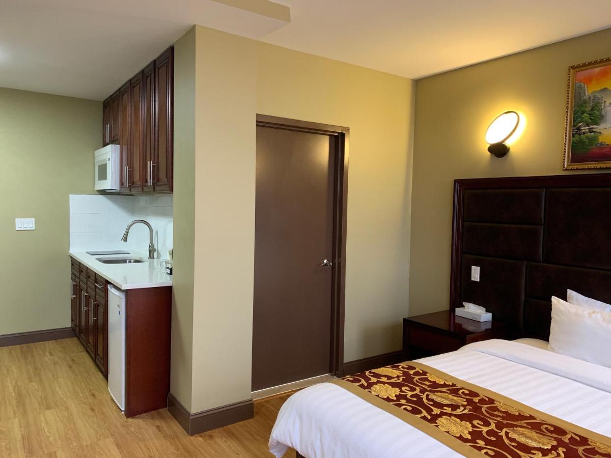 King Room with Kitchen at Queens Hotel