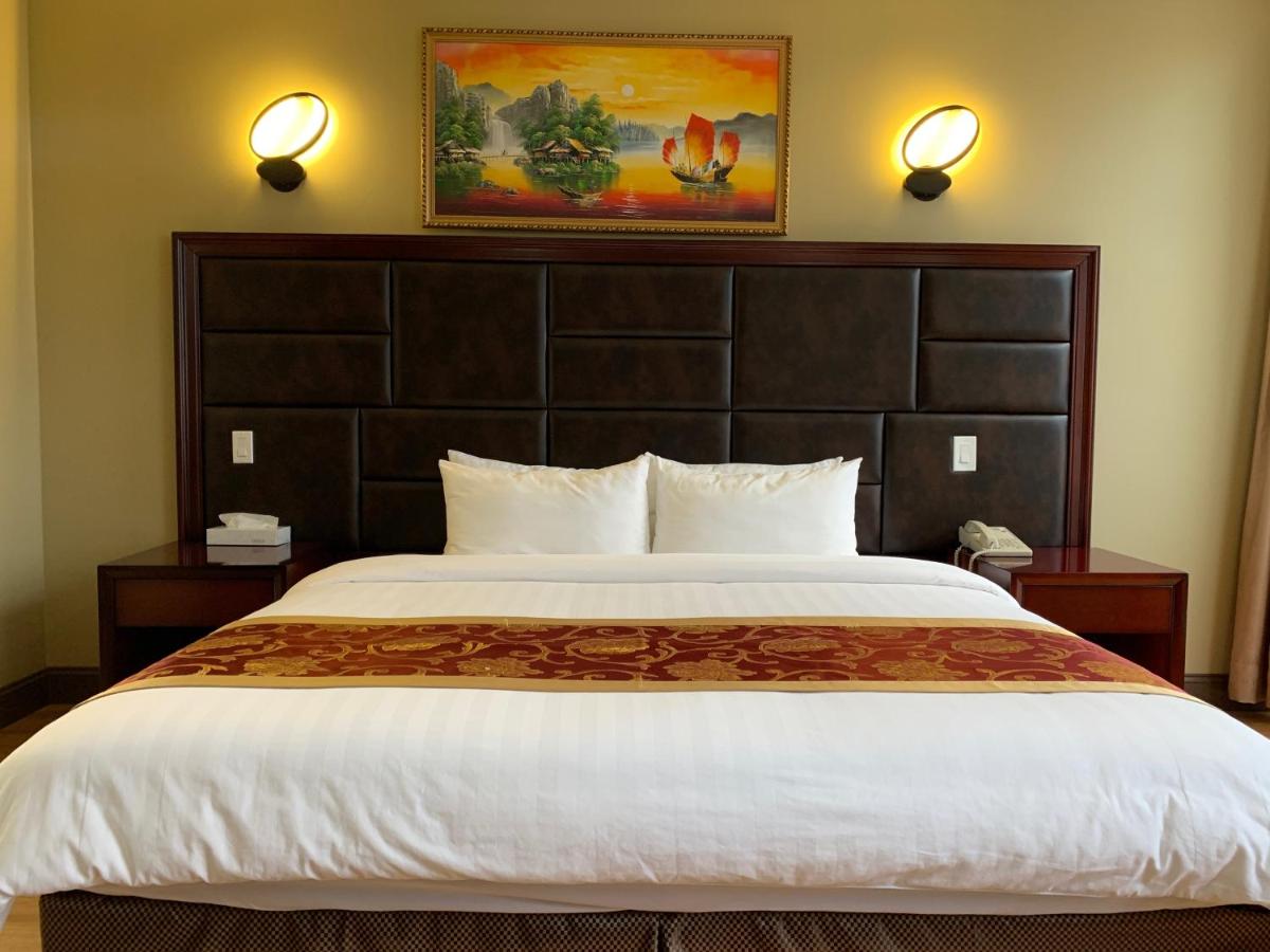 King Room with Kitchen at Queens Hotel