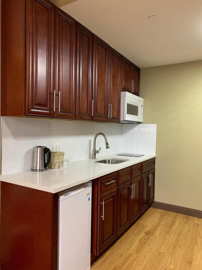 King Room with Kitchen at Queens Hotel