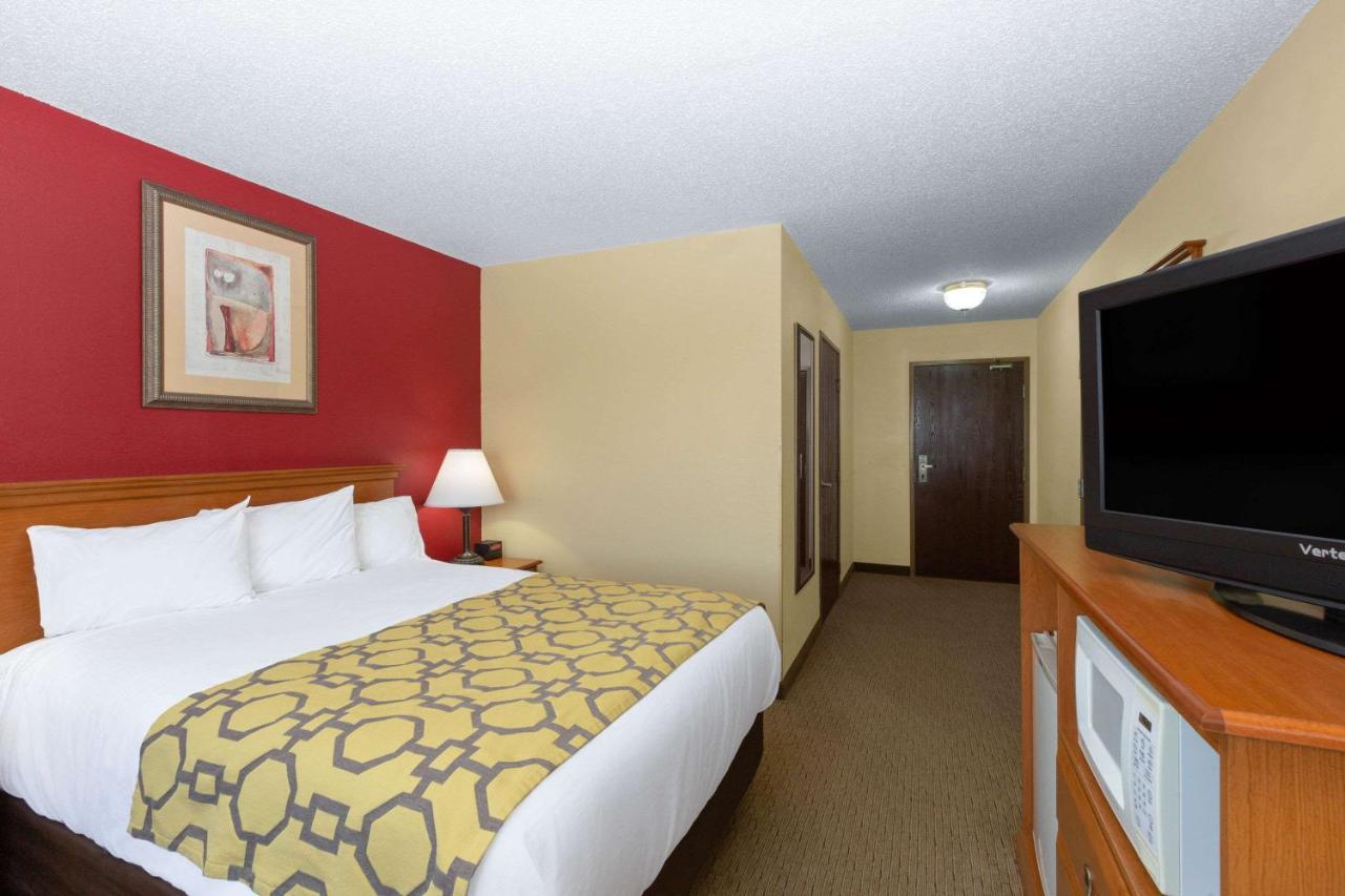 Queen Room - Disability Access/Non-Smoking at Baymont by Wyndham Fort Dodge
