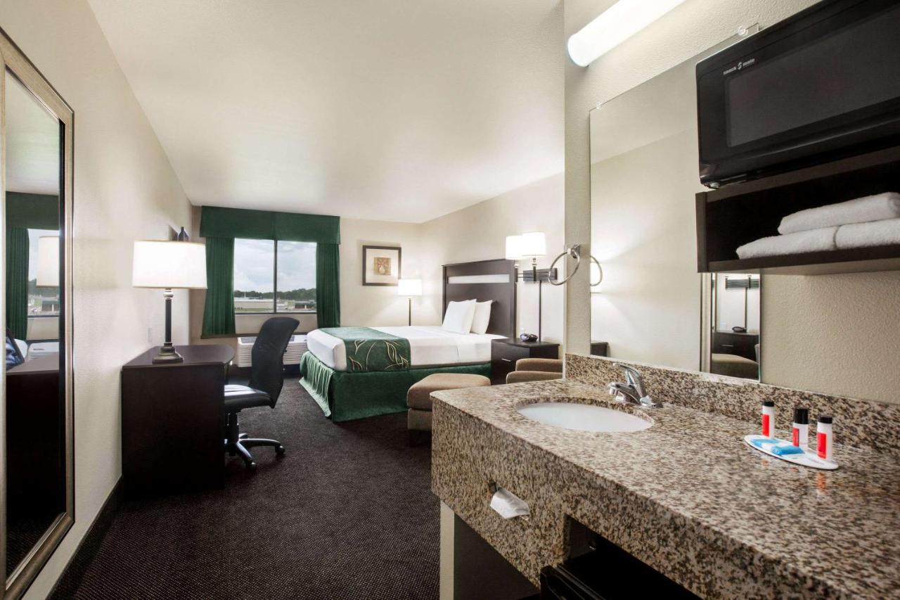 King Room - Non-Smoking at Travelodge by Wyndham Livonia