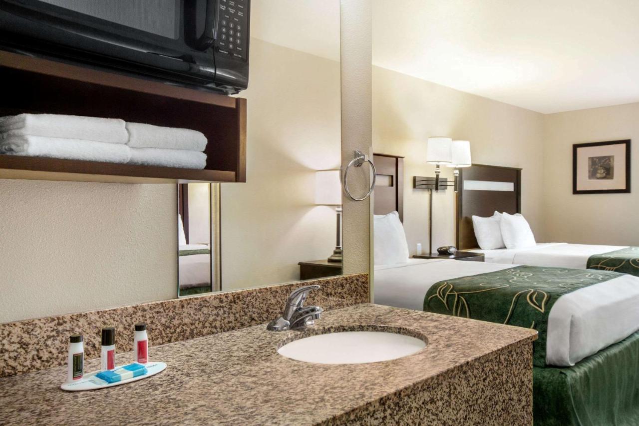 Deluxe Double Room - Mobility Access/Non-Smoking at Travelodge by Wyndham Livonia