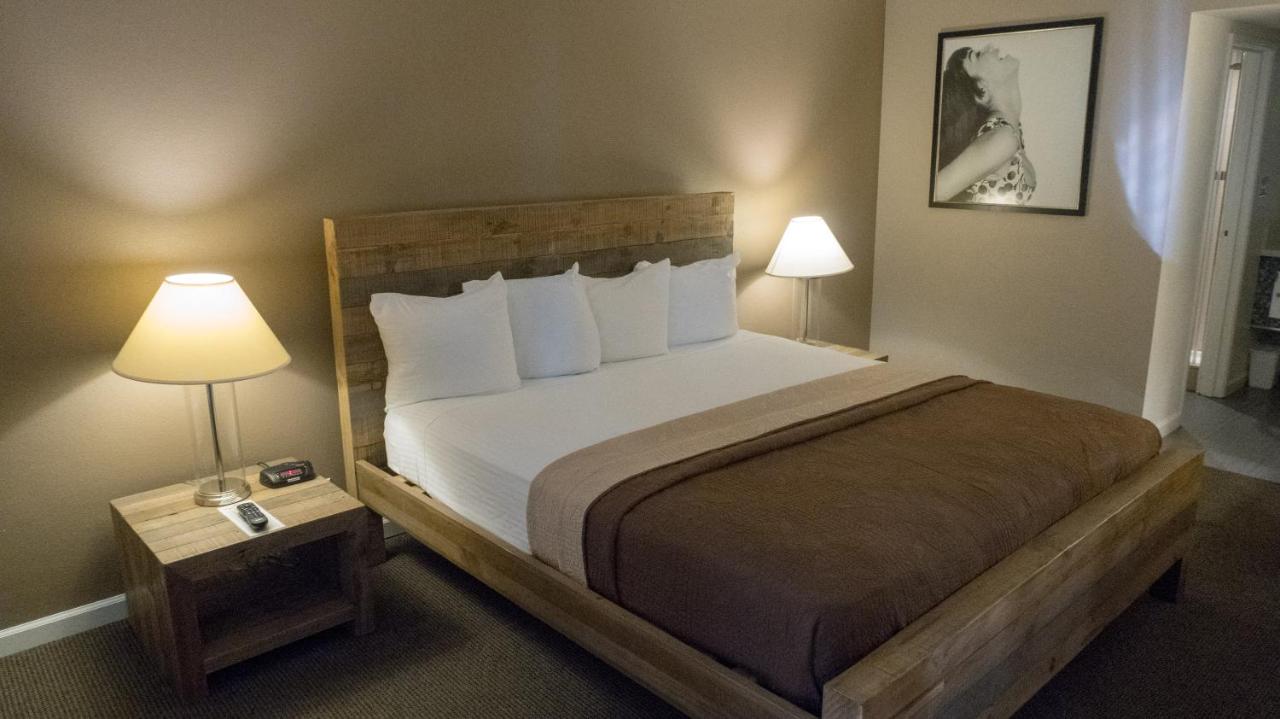 Standard King Room at Thunderbird Hotel