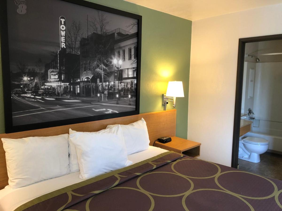 Queen Room - Pet Friendly/Non-Smoking at Super 8 by Wyndham Bend