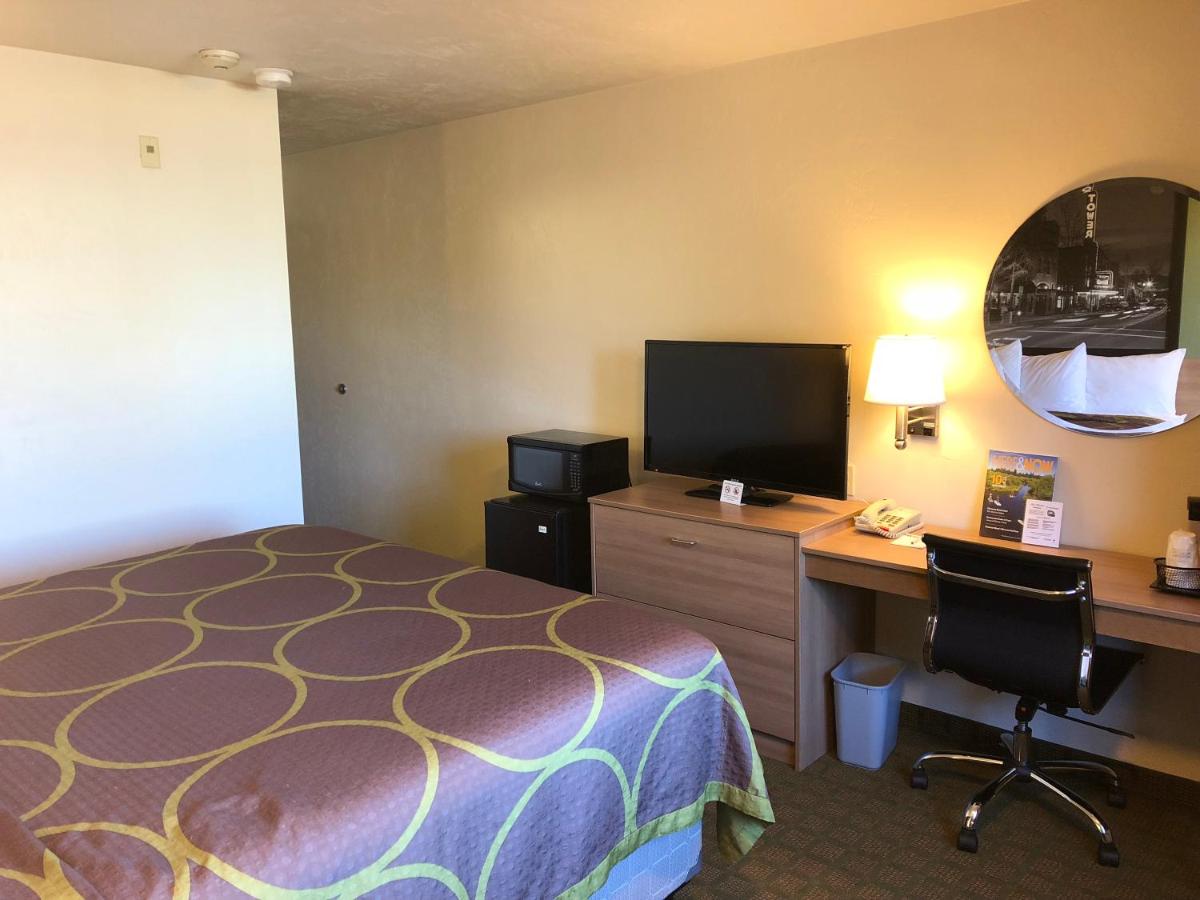 King Room - Non-Smoking at Super 8 by Wyndham Bend