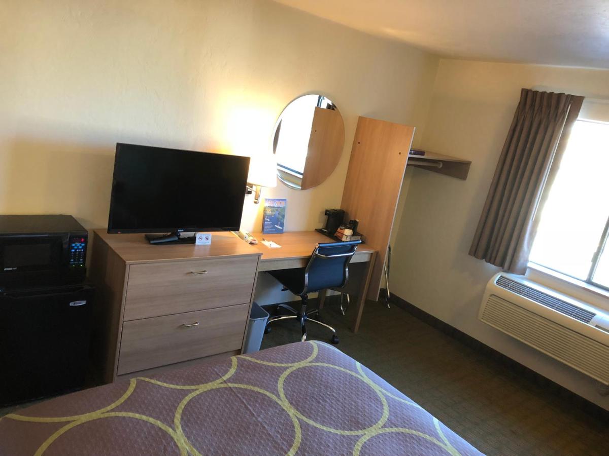 Queen Room - Non-Smoking at Super 8 by Wyndham Bend
