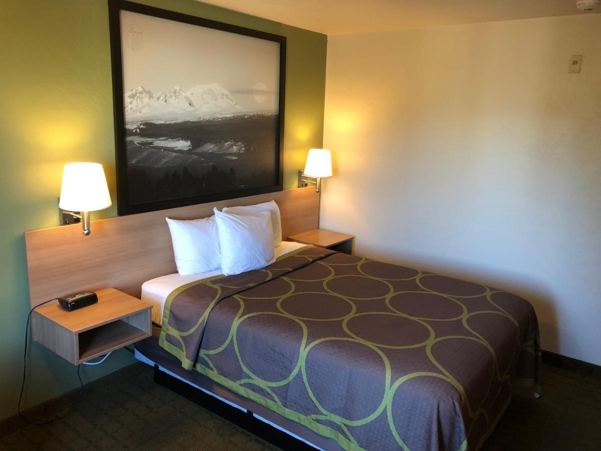 Queen Room - Non-Smoking at Super 8 by Wyndham Bend