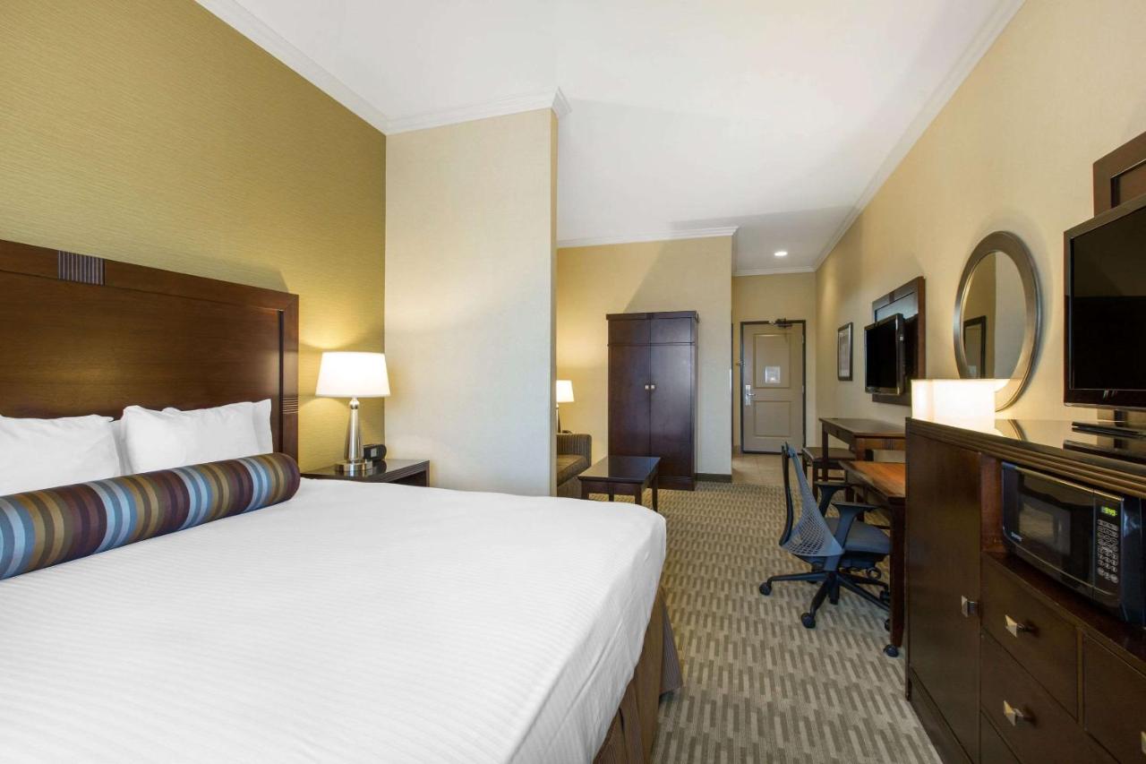 King Suite with Sofa Bed - Pet Friendly/Non-Smoking at The Oaks Hotel Paso Robles