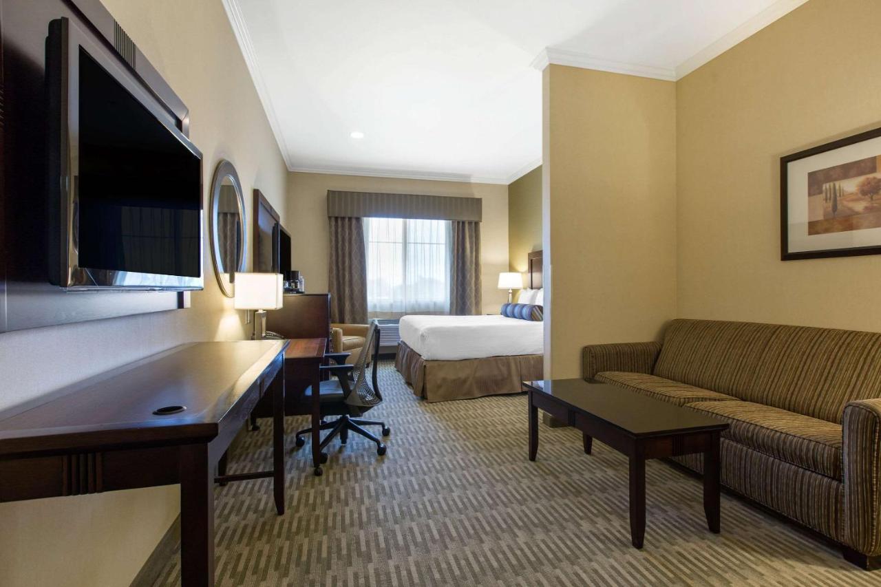 King Suite with Sofa Bed - Pet Friendly/Non-Smoking at The Oaks Hotel Paso Robles