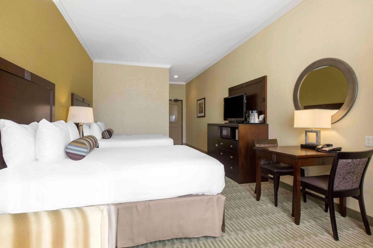 Queen Room with Two Queen Beds - Non-Smoking at The Oaks Hotel Paso Robles