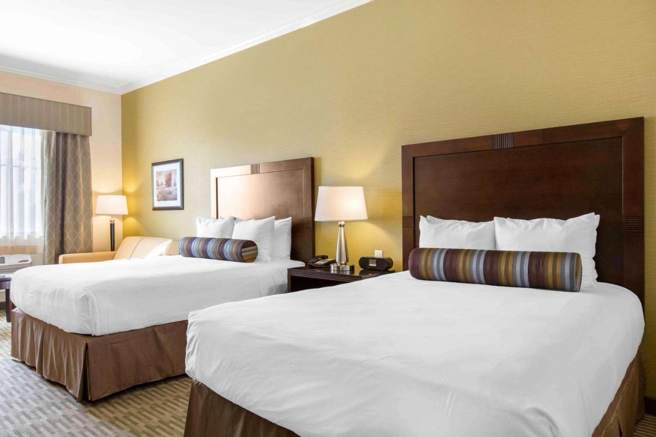 Queen Room with Two Queen Beds - Non-Smoking at The Oaks Hotel Paso Robles