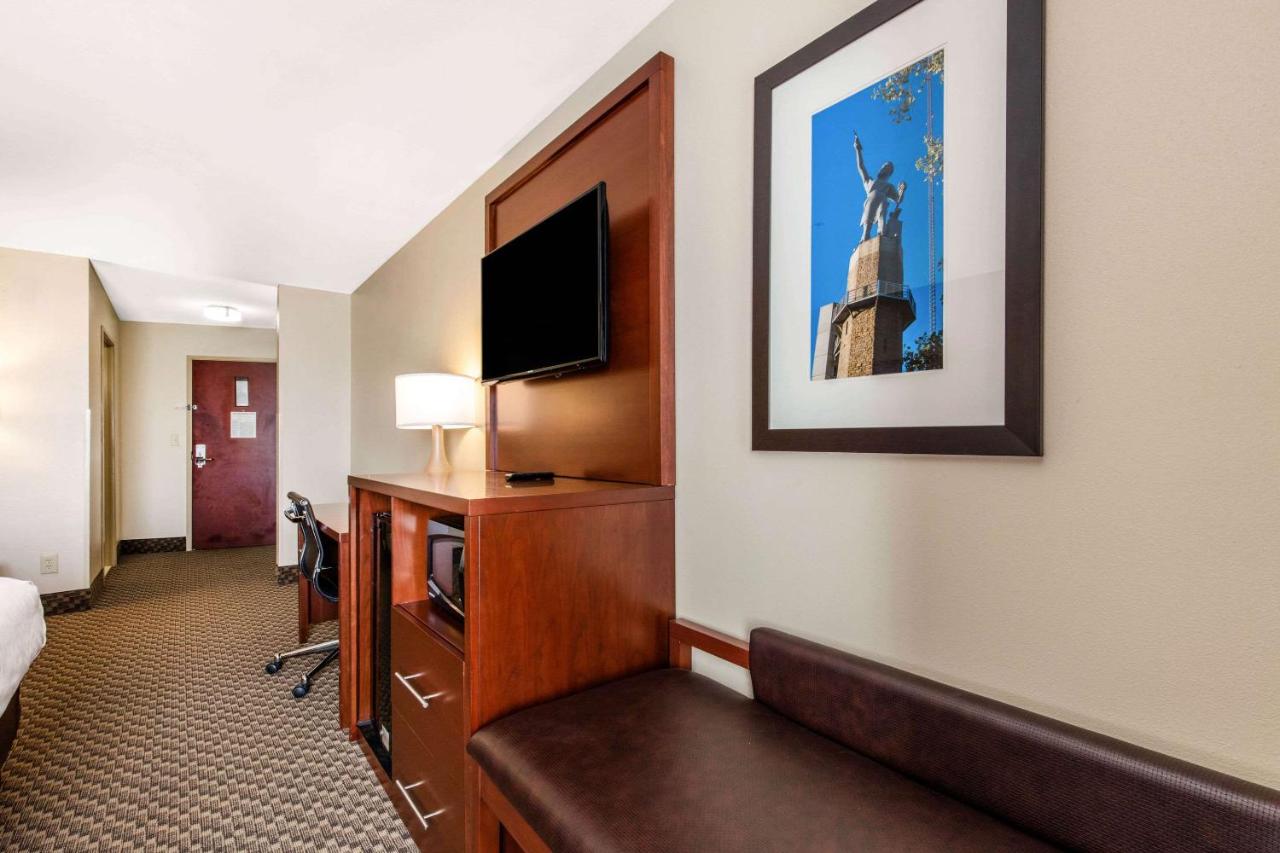 King Suite - Accessible/Non-Smoking at Comfort Suites Tuscaloosa near University