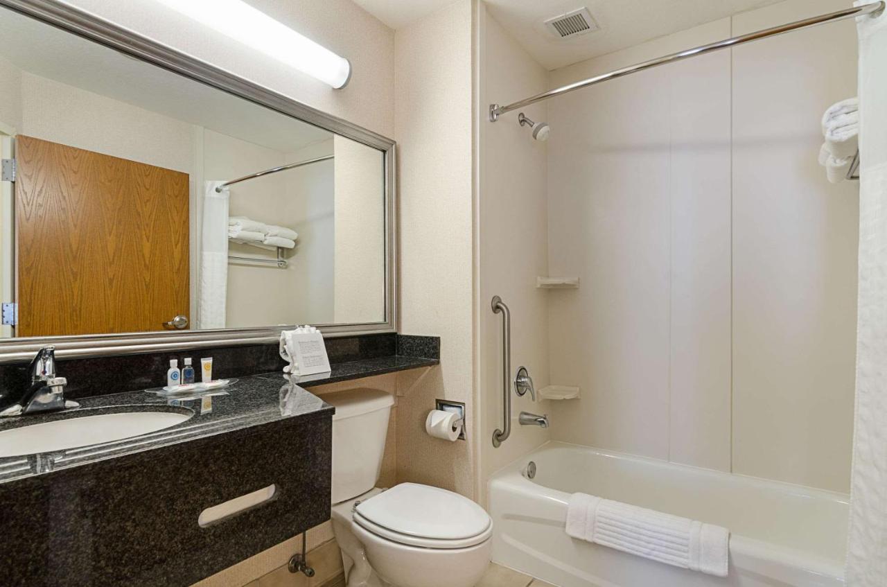 King Suite at Quality Suites Springdale West I-49