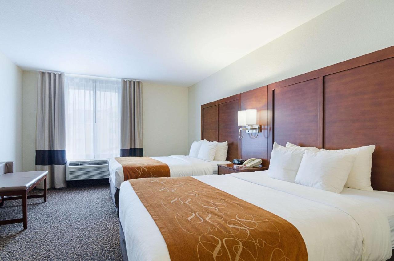 Queen Suite with Two Queen Beds at Quality Suites Springdale West I-49
