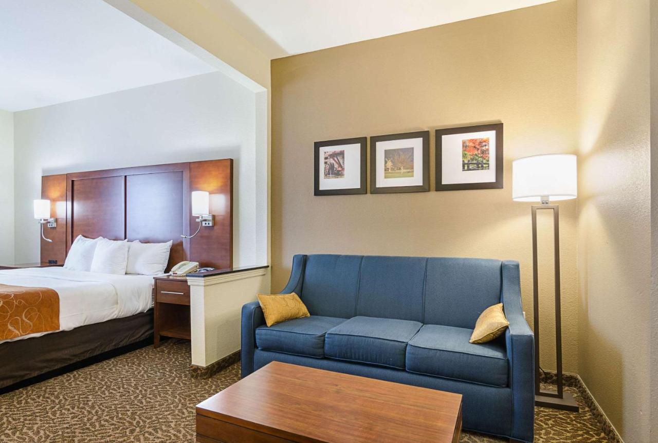 King Suite at Quality Suites Springdale West I-49
