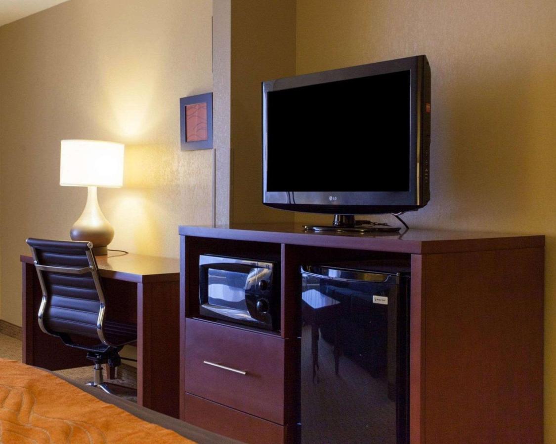 King Suite - Non-Smoking at Quality Inn & Suites I-40 East