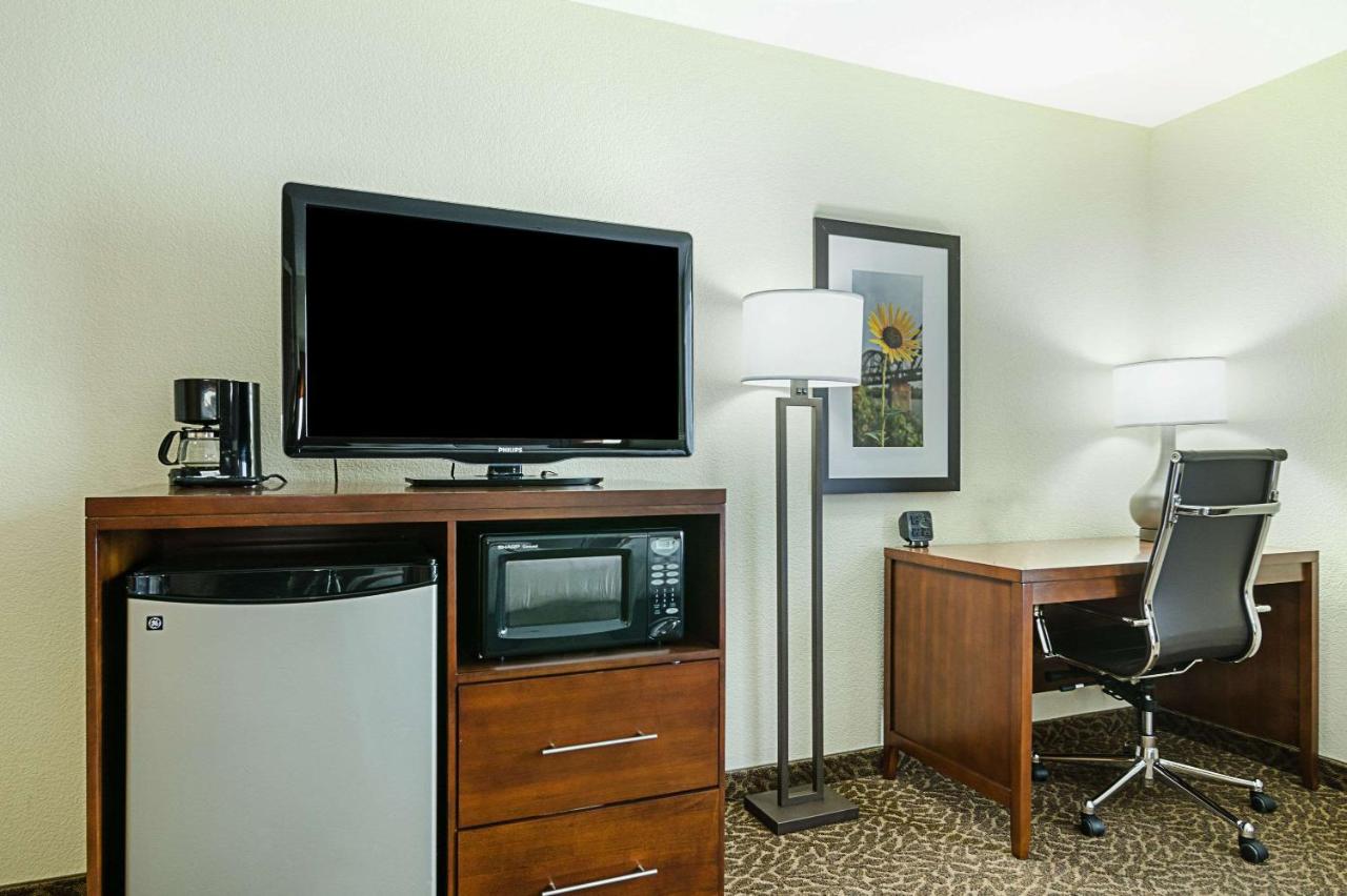 King Suite at Quality Suites Springdale West I-49