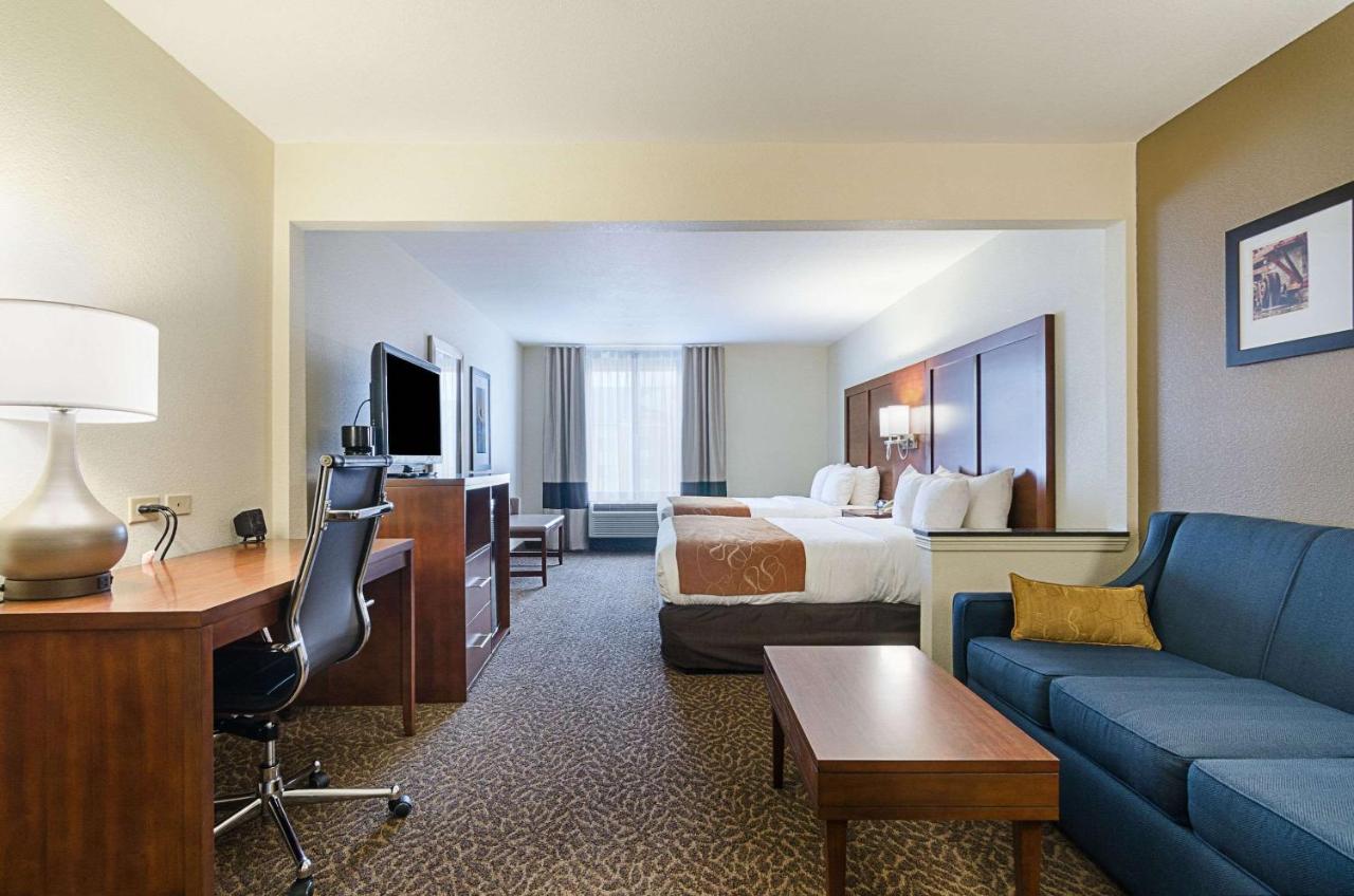 Queen Suite with Two Queen Beds at Quality Suites Springdale West I-49