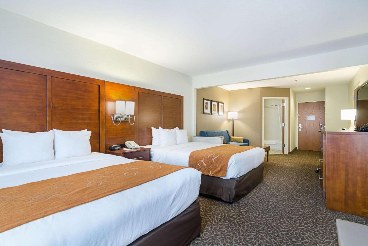 Queen Suite with Two Queen Beds at Quality Suites Springdale West I-49