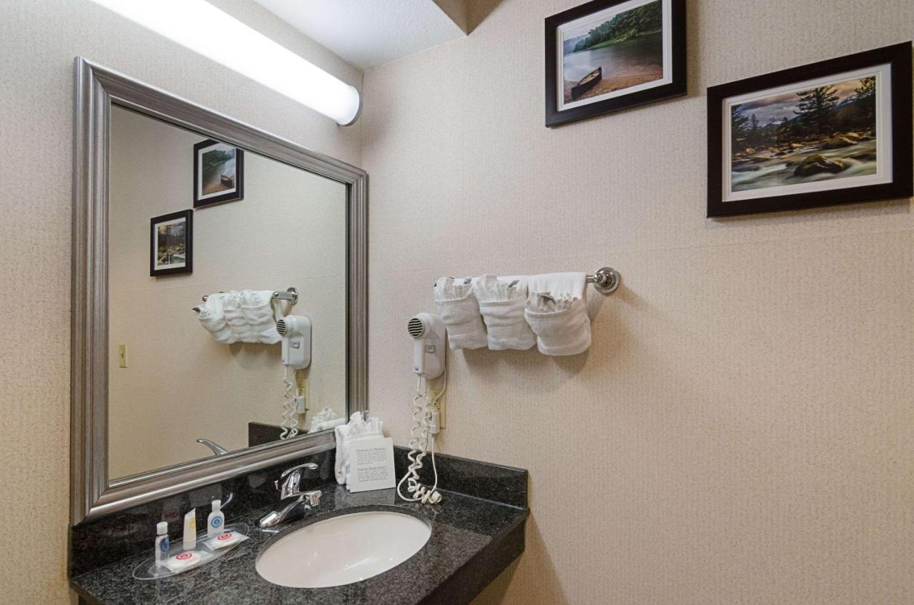 King Suite at Quality Suites Springdale West I-49