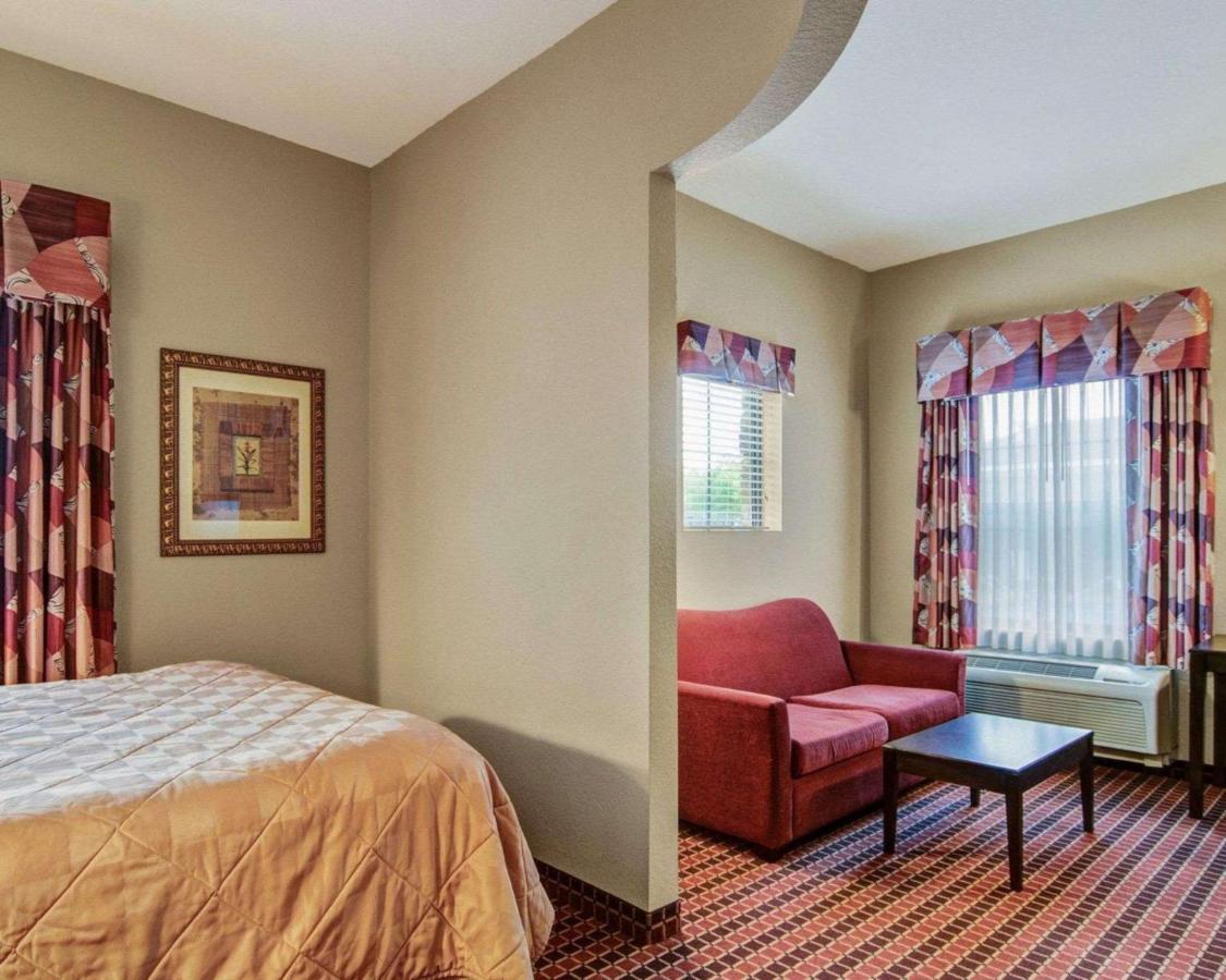 Queen Suite at Affordable Suites of America Rogers - Bentonville