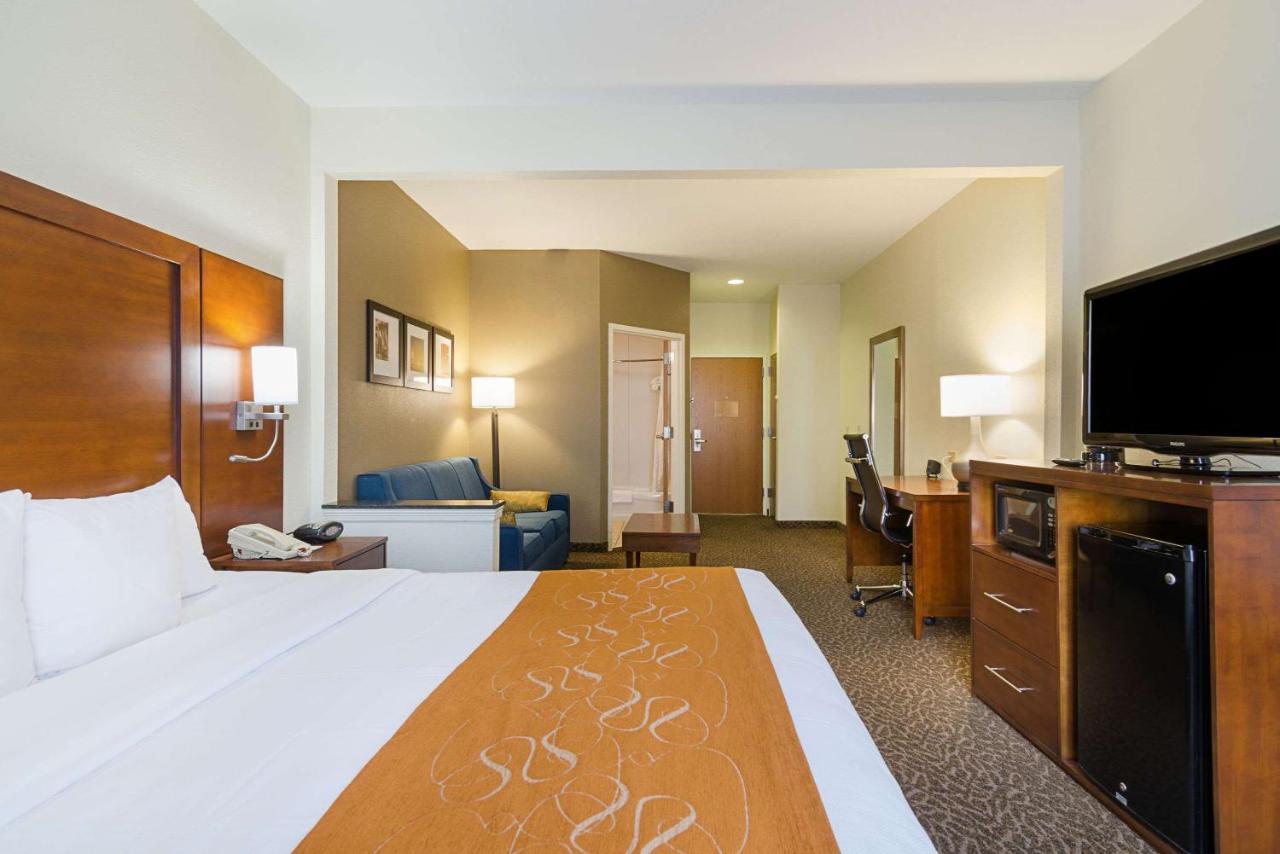 King Suite at Quality Suites Springdale West I-49