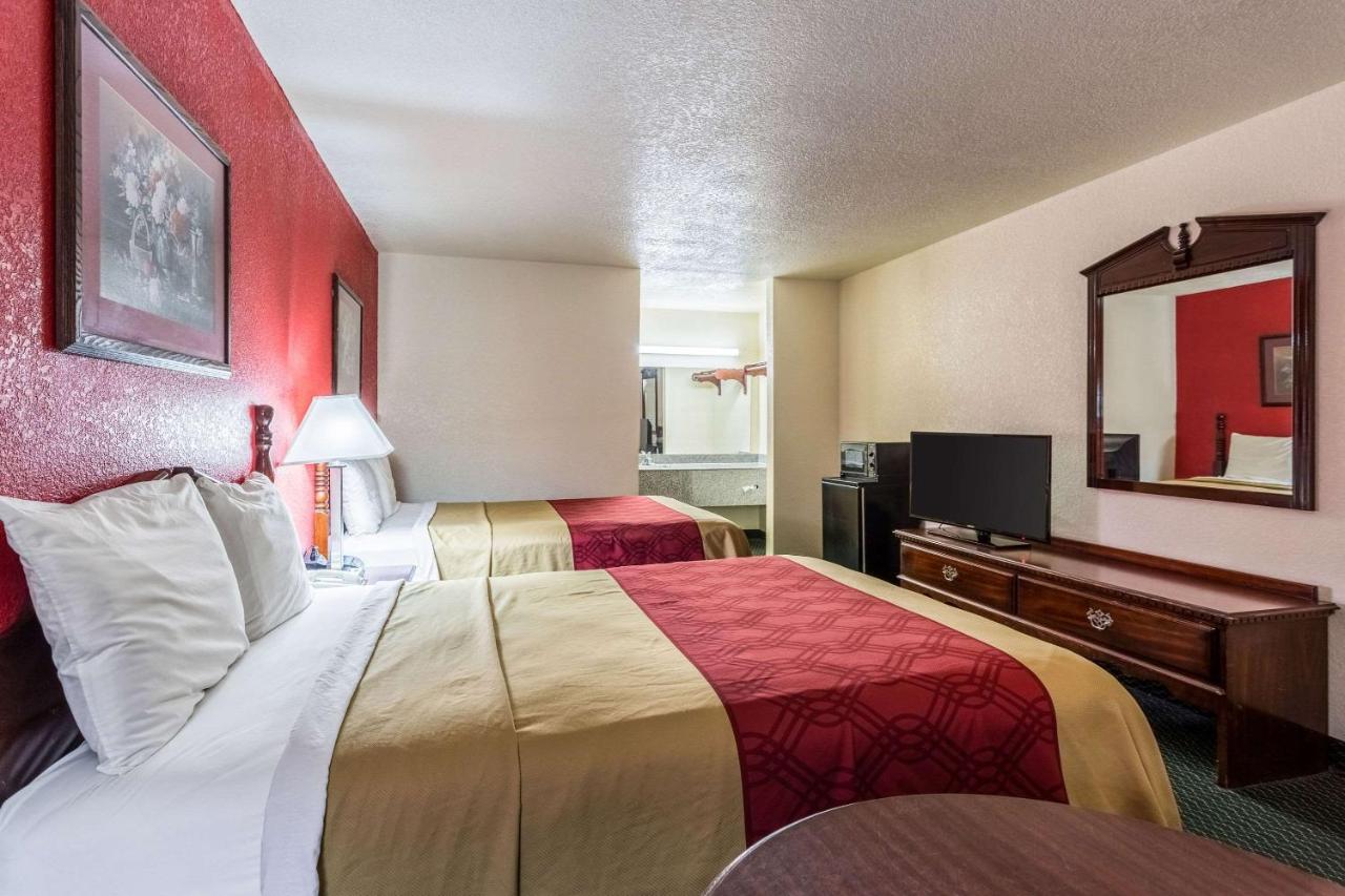 Double Room with Two Double Beds - Smoking at Econo Lodge Inn & Suites Flowood - Jackson Northeast
