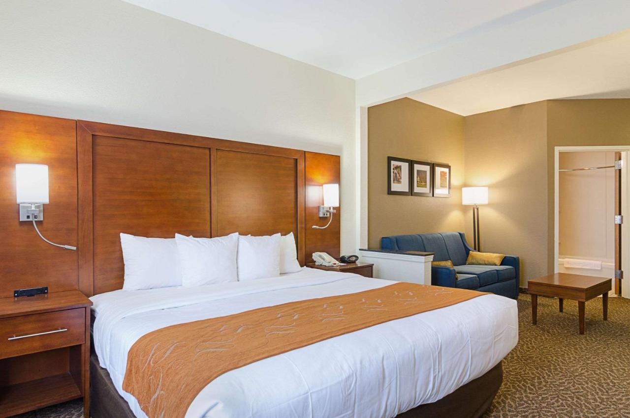 King Suite at Quality Suites Springdale West I-49