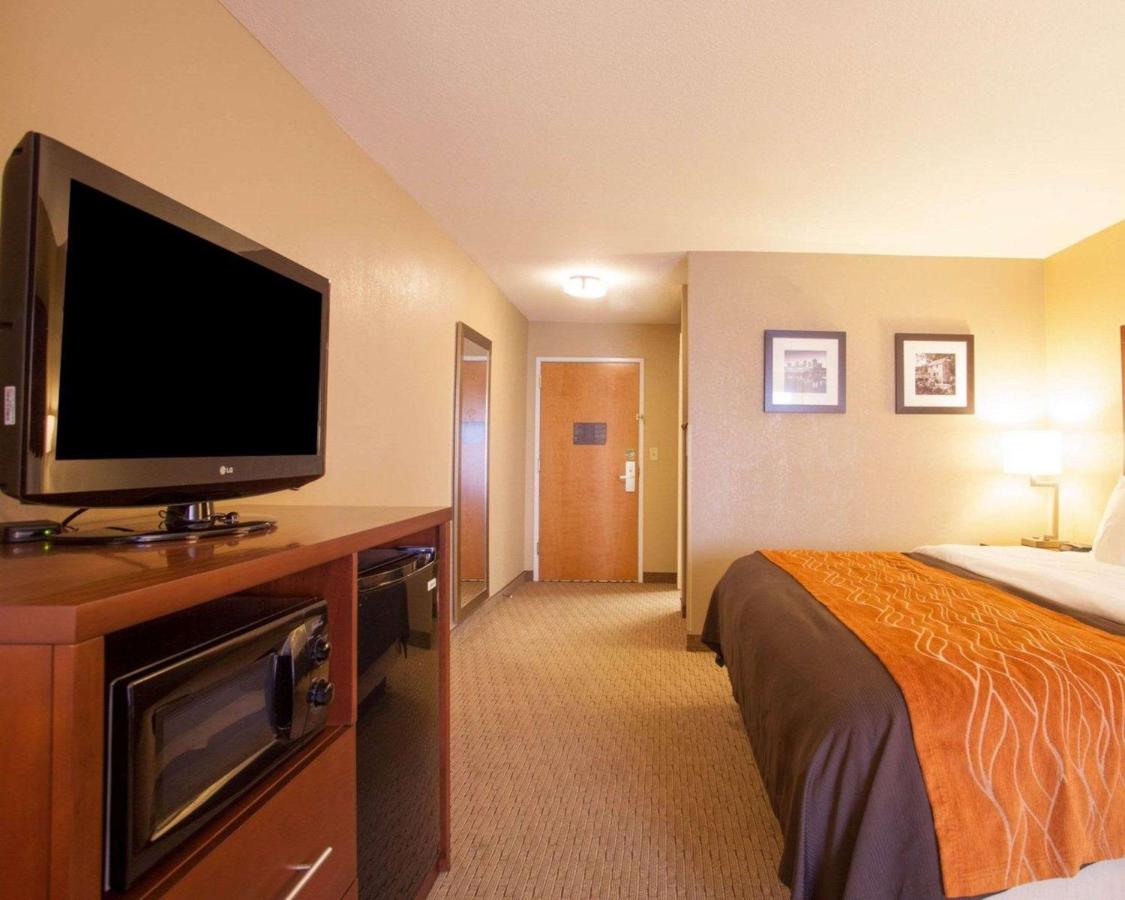 King Suite - Non-Smoking at Quality Inn & Suites I-40 East