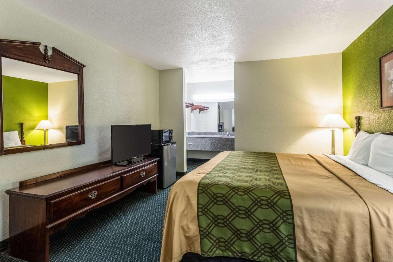 King Suite - Smoking at Econo Lodge Inn & Suites Flowood - Jackson Northeast