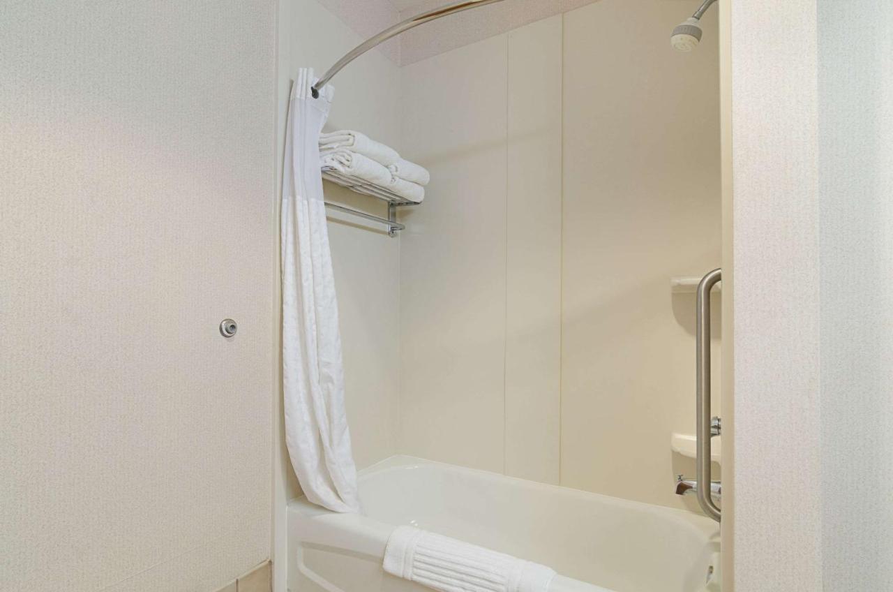 King Suite at Quality Suites Springdale West I-49