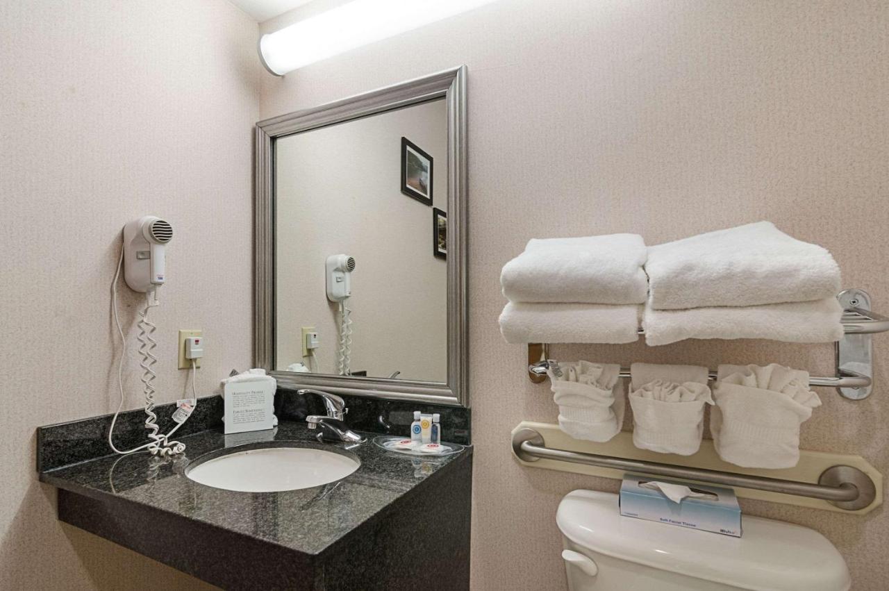 Queen Suite with Two Queen Beds at Quality Suites Springdale West I-49
