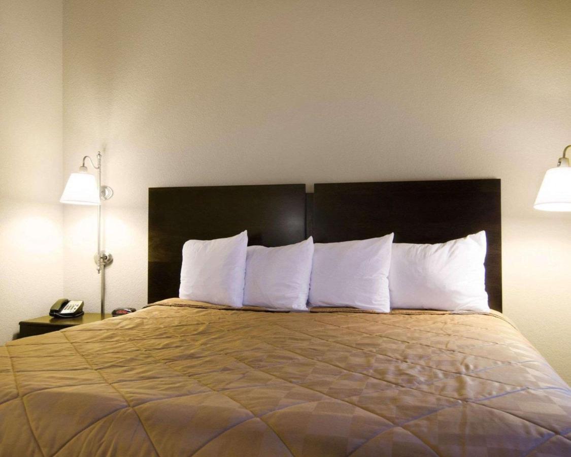 King Suite - Non-Smoking at Affordable Suites of America Rogers - Bentonville