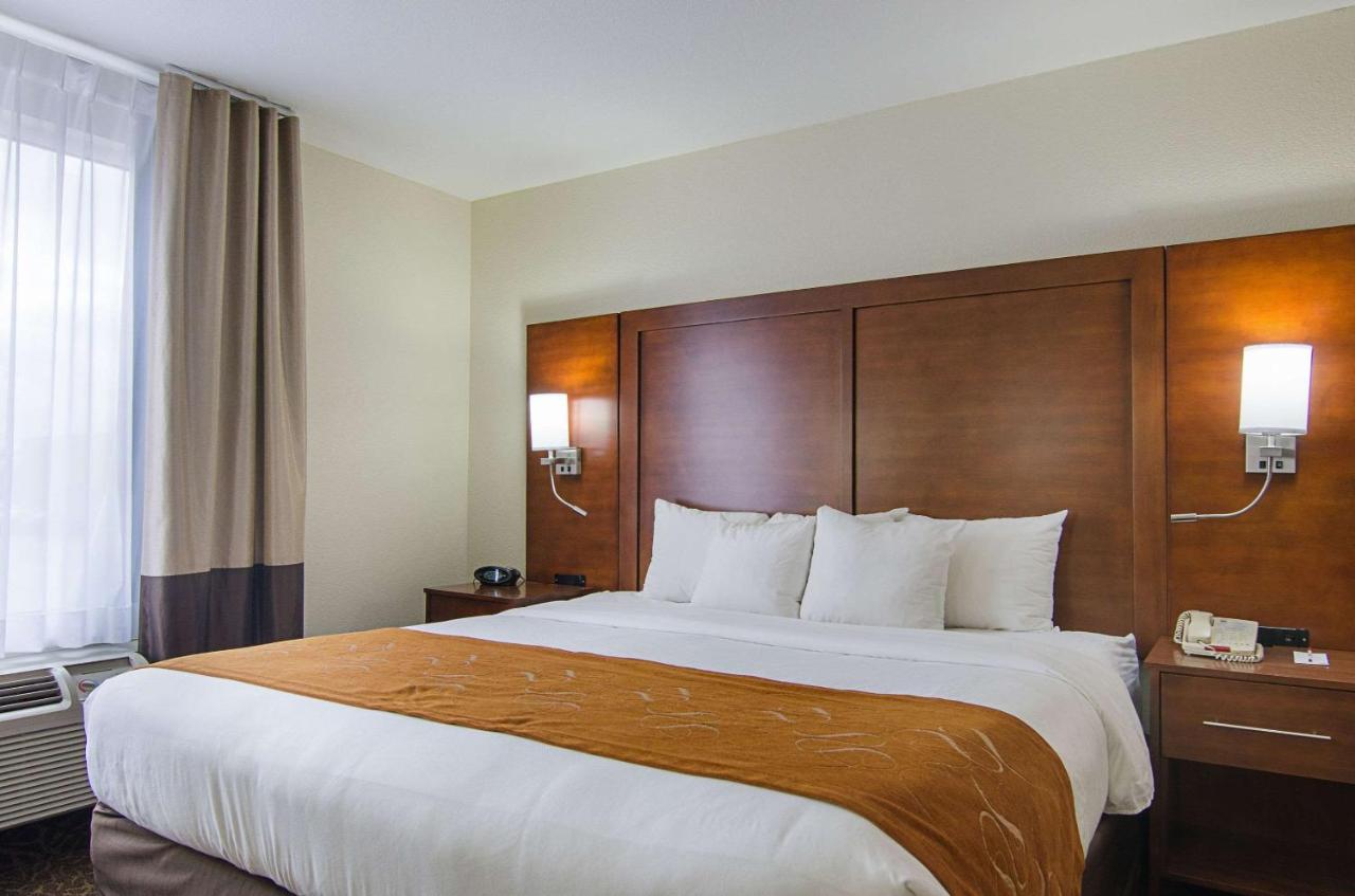 King Suite at Quality Suites Springdale West I-49